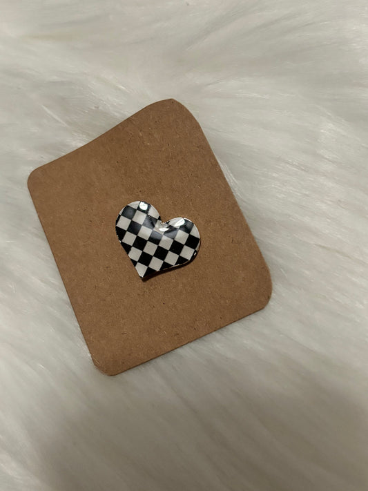 Checkered heart pin